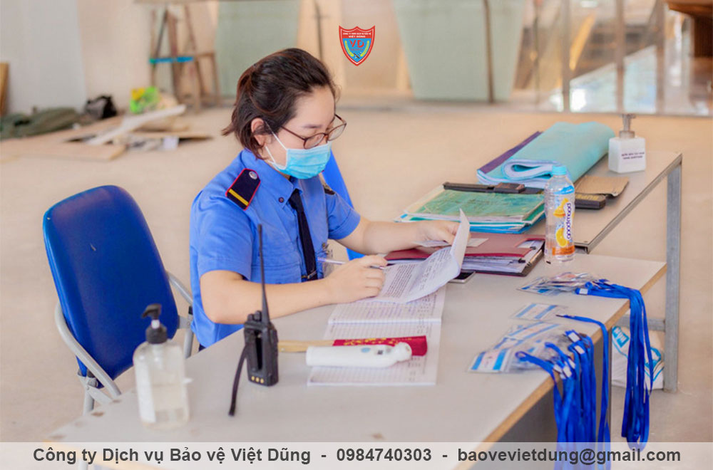 nhan-vien-bao-ve-kho-hang-chuyen-nghiep-viet-dung