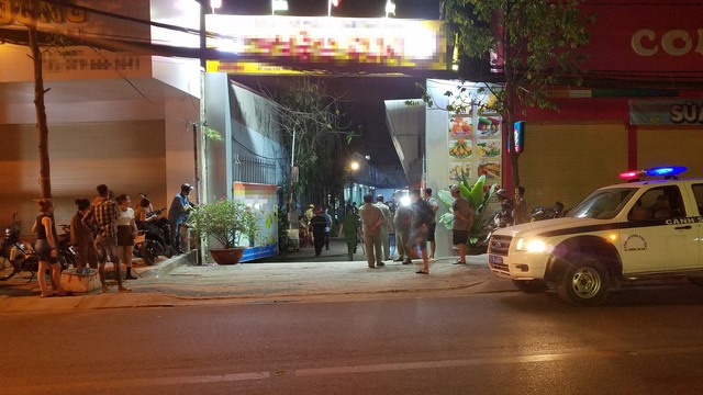 Khoảng 20 giờ ngày 17.2, một nam thanh niên ngoài 30 tuổi bất ngờ chạy vào một công ty thực phẩm trên đường Tỉnh lộ 10 (P.Tân Tạo A, Q.Bình Tân) khong-che-doi-tuong-doi-xu-bao-ve-2