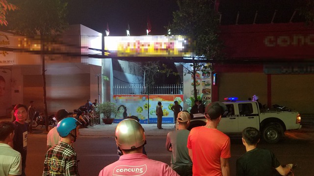 Đông người dân đứng ngoài theo dõi vụ việc. Cổng công ty sau đó được đóng lại khong-che-doi-tuong-doi-xu-bao-ve-4