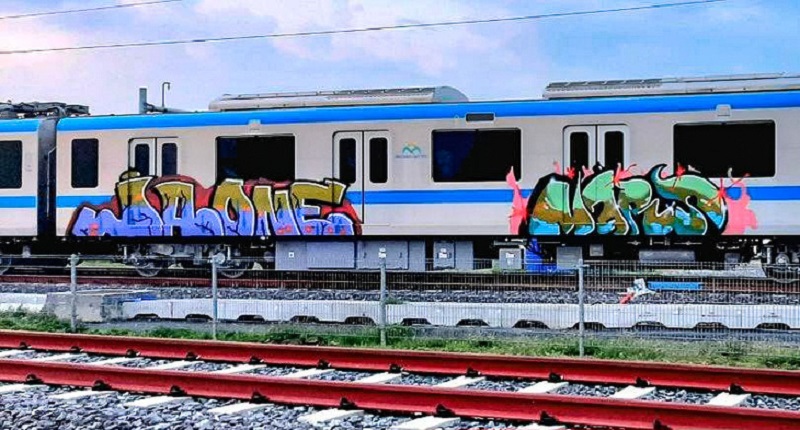 Tàu metro số 1 đậu tại depot (TP Thủ Đức, TP.HCM) bị xịt sơn, vẽ bậy ngày 30-4 tau-metro-so-1-bi-ve-bay-1