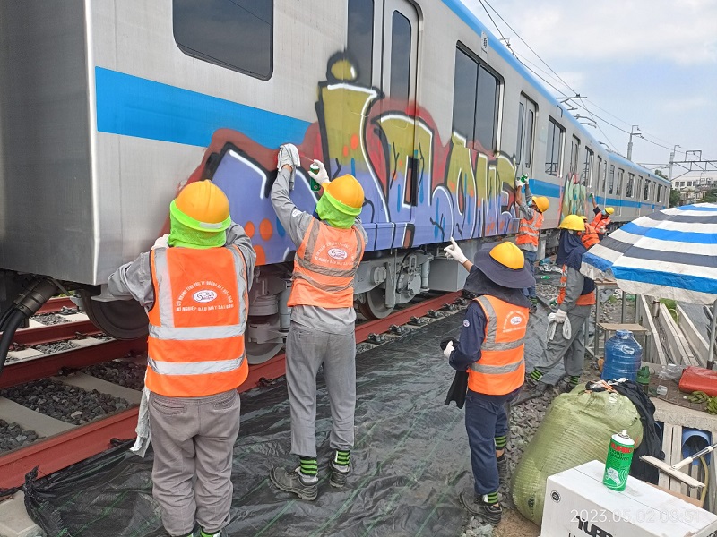 Các công nhân tẩy rửa, sơn lại tàu metro số 1 tau-metro-so-1-bi-ve-bay-2