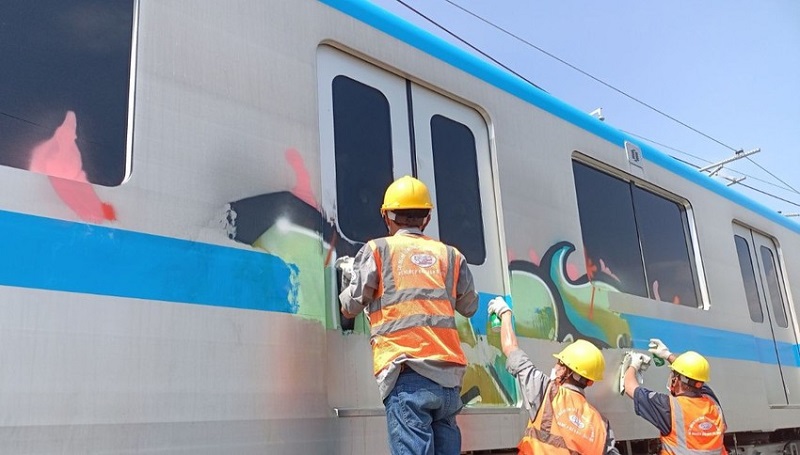 Đây là lần thứ 2 tàu metro số 1 bị vẽ bậy. tau-metro-so-1-bi-ve-bay-3