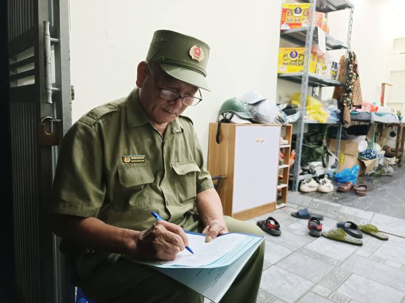 Ông Trần Quốc Vũ (Trưởng ban bảo vệ dân phố phường Khương Đình, quận Thanh Xuân) đang túc trực ca đêm 13.9 huy dong 50 nguoi bao ve tai san vu chay chung cu mini 2