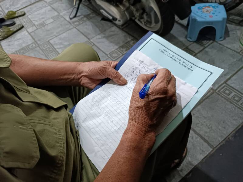 Bảo vệ dân phố, lực lượng dân quân phường Khương Đình triển khai công tác bảo vệ tài sản cho những gia đình, nạn nhân trong vụ cháy chung cư mini. huy dong 50 nguoi bao ve tai san vu chay chung cu mini 3