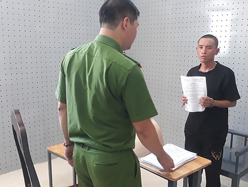 Cơ quan CSĐT công an huyện Bắc Bình tống đạt quyết định khởi tố bị can và lệnh bắt tạm giam đối tượng Nguyễn Văn Lộc. doi-tuong-ngao-da-tan-cong-bao-ve-an-ninh-trat-tu-co-so-1