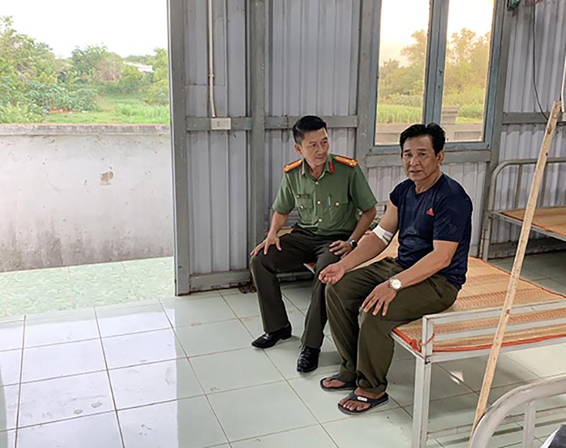 Đảng ủy, lãnh đạo Công an huyện Bắc Bình thăm hỏi, động viên đồng chí Trần Văn Thắng. doi-tuong-ngao-da-tan-cong-bao-ve-an-ninh-trat-tu-co-so-2