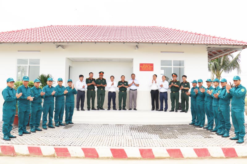 Đại biểu khánh thành và tham quan nhà làm việc của Trung đội thanh-lap-doi-tu-ve-kcn-dich-vu-cang-quoc-te-long-an-2