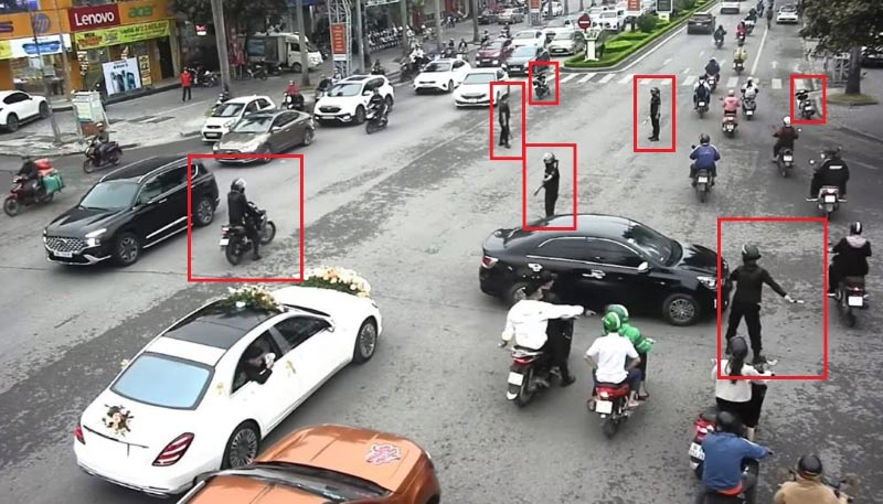 Nhóm vệ sĩ của Công ty TNHH Security 24 ra giữa đường điều tiết các phương tiện giao thông để đoàn xe đám cưới đi qua. nhom-ve-si-chan-duong