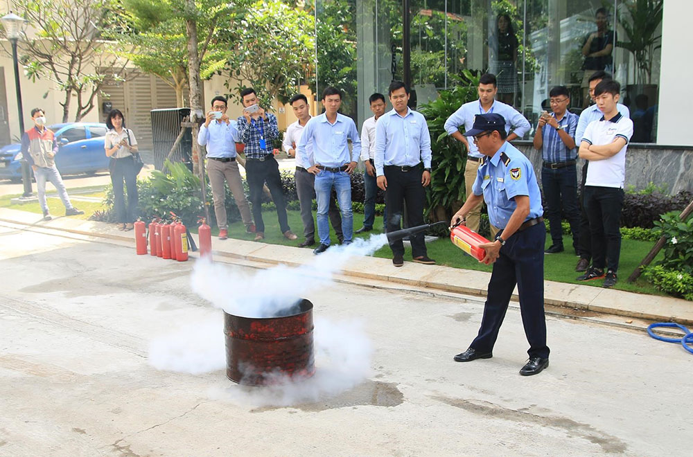 Nhân viên bảo vệ thực hiện chữa cháy tại chỗ. nhan-vien-bao-ve-thuc-hien-chua-chay-tai-cho