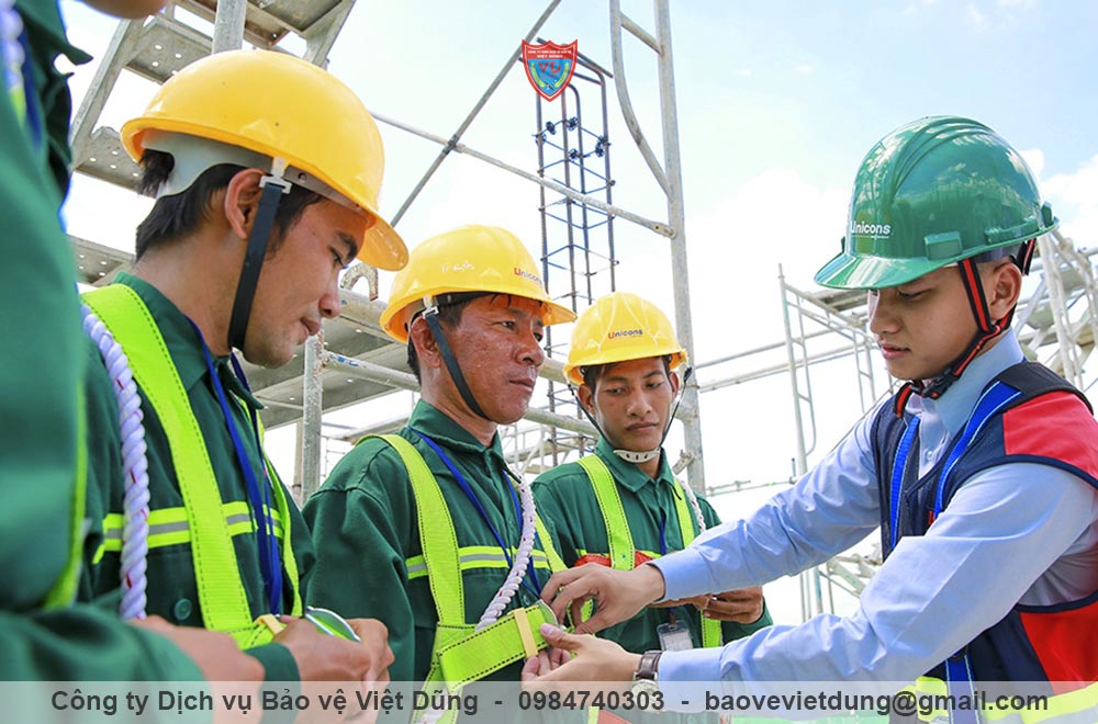 Cán bộ an toàn hướng dẫn công nhân sử dụng thiết bị bảo hộ can-bo-an-toan-huong-dan-cong-nhan-su-dung-thiet-bi-bao-ho