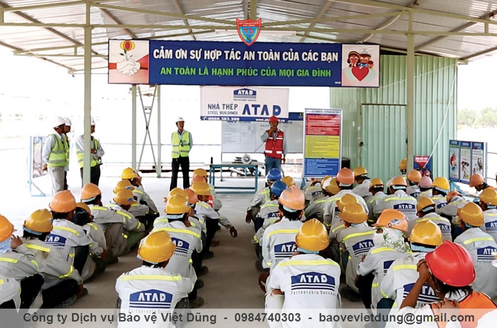 Một buổi huấn luyện an toàn lao động tại công trường. huan-luyen-an-toan-lao-dong-tai-cong-truong