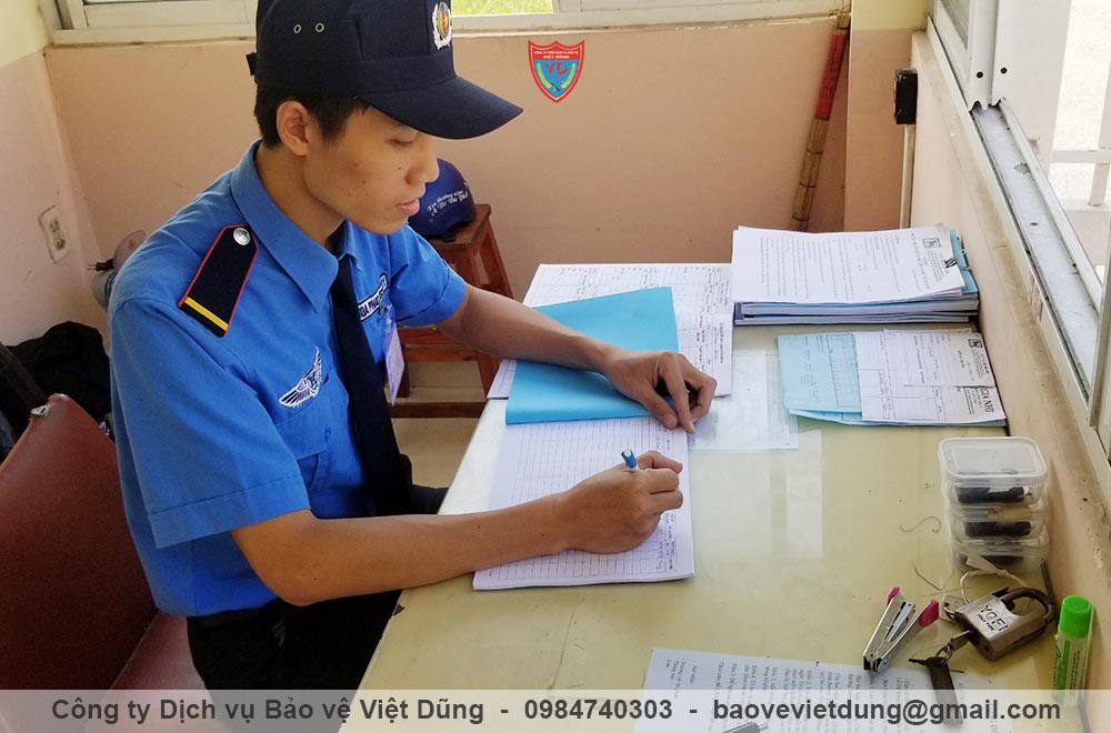 Nhân viên bảo vệ phòng khám ghi chép sổ sách, diễn biến ca trực nhan-vien-bao-ve-phong-kham-ghi-chep-so-sach