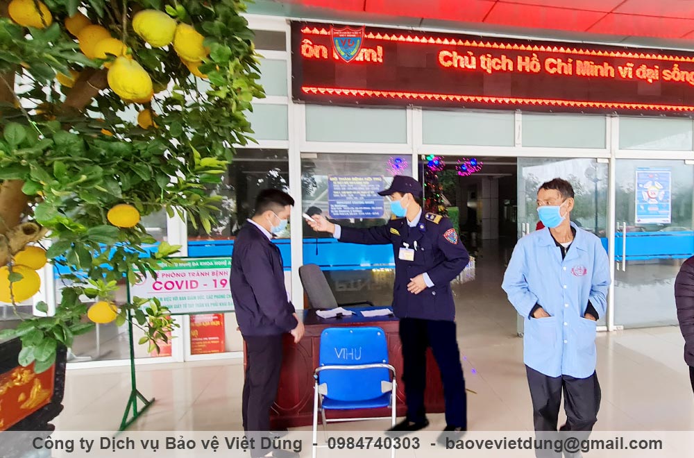 Nhân viên bảo vệ tại phòng khám hỗ trợ đo nhiệt độ nhan-vien-bao-ve-phong-kham-ho-tro-do-nhiet-do